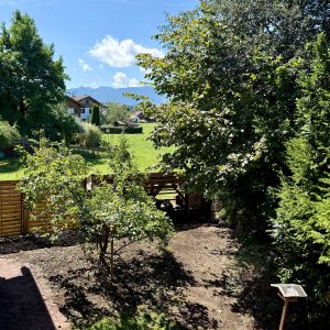 Blick vom Balkon in den GartenDer