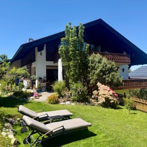 Hausansicht mit Garten