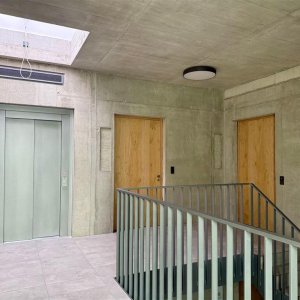 Modernes Treppenhaus mit Aufzug