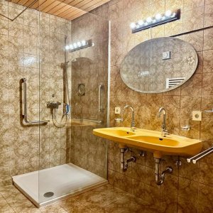 Das Bad mit Dusche und Badewanne