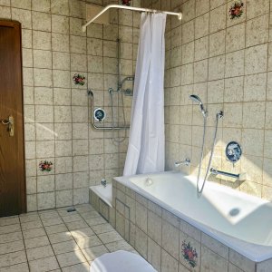 ..mit Dusche und Badewanne