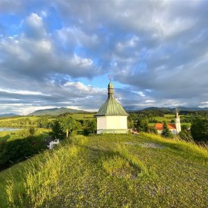 Die Gedächtniskapelle in der Nähe