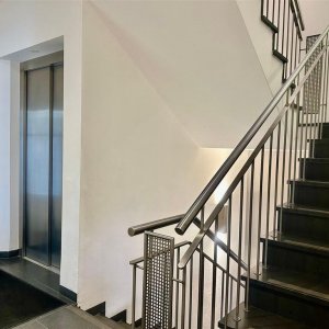 Treppenhaus mit Lift